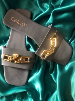 4 pairs of flip flop size 9