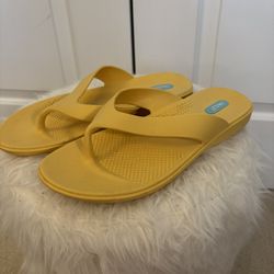 OKA B Elle Flip Flops Sandals Size US 8.5-9.5 Buttercup Yellow Comfy 3/4" heel USA