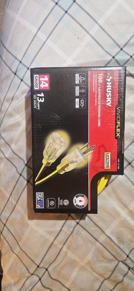 100 ft Husky Heavy-Duty Lighted Extension Cord (14) Gauge