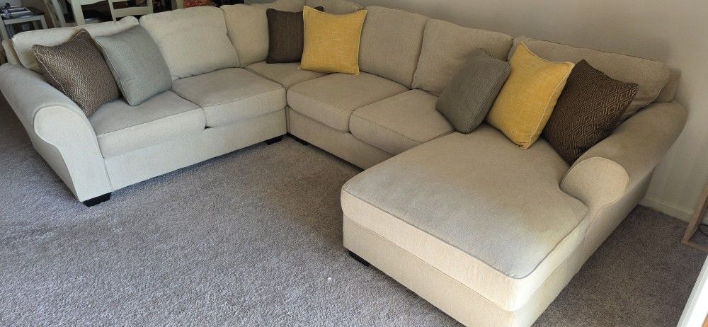 Ashley Furniture U-shaped 6 Person Sectional Couch