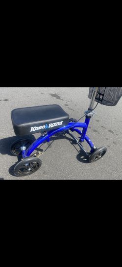 KNEE SCOOTER