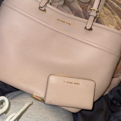 Micheal Kors Purse And Wallet 