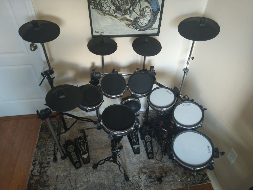 ELECTRONIC DRUM SET 9 PIECE WITH SR-16 DRUM MACHINE AND DW 2000 DOUBLE BASS PEDAL - ALESIS SURGE MESH SIMMONS SD550