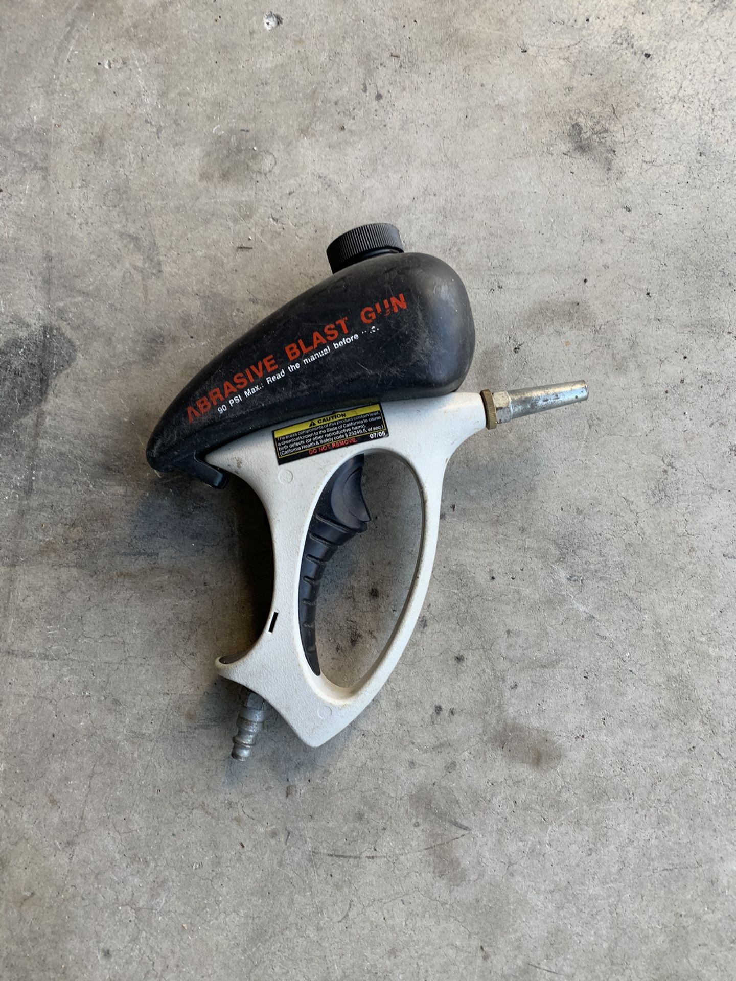 Abrasive blaster