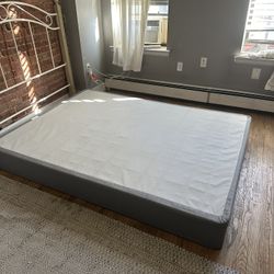 Box spring - Full Size Mattress 