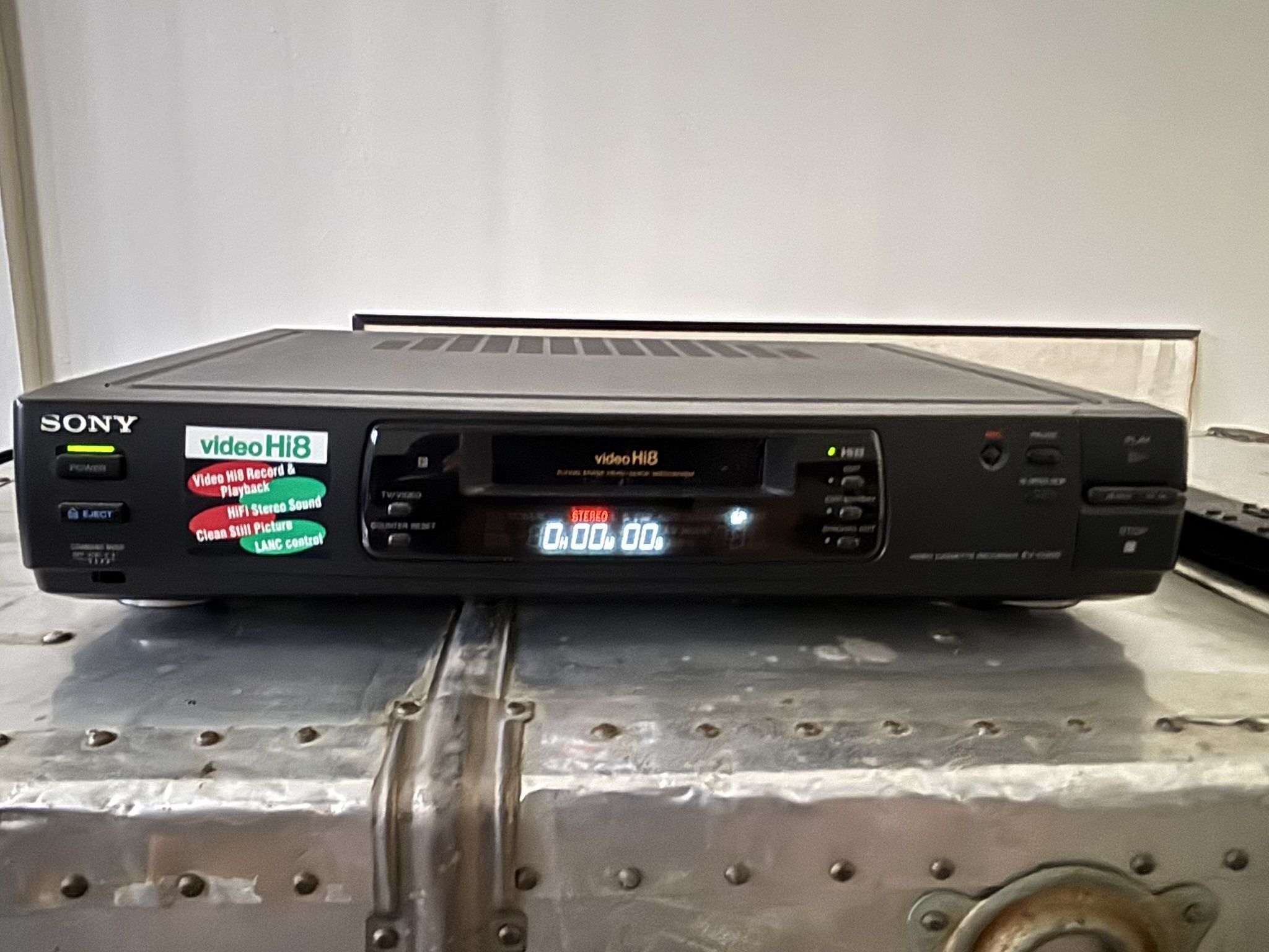 SONY HI8 VCR - SONY EV-C200 Recorder