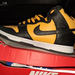Black And Yellow Nike