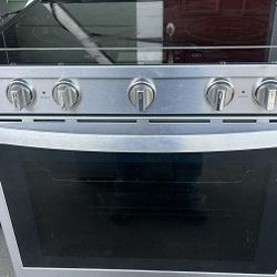 Whirlpool Slide In. 220 V Convection