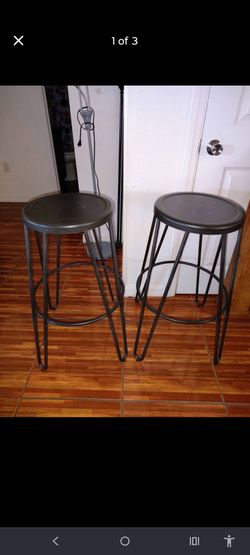 2 Sleak Metal Bar Stools