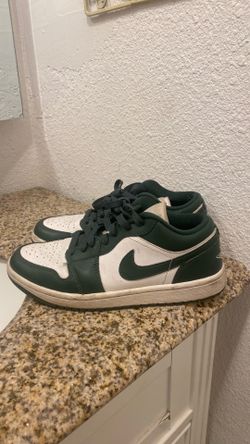 Forrest green Jordan 1’s. Women’s size 7