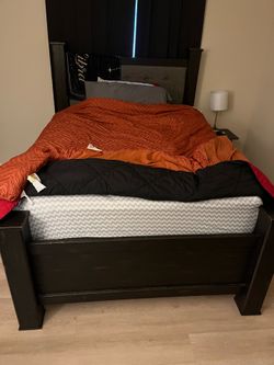 Queen bedframe
