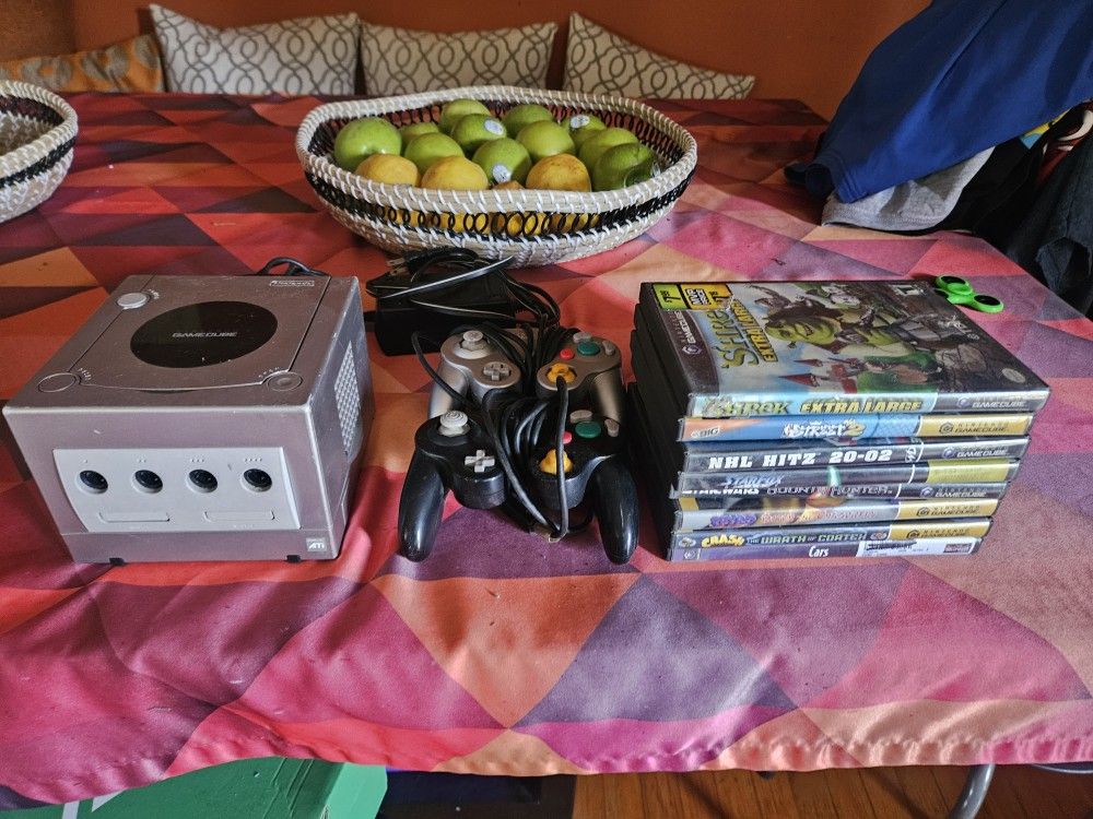 Game Cube, 2 Controllers, 8 Games