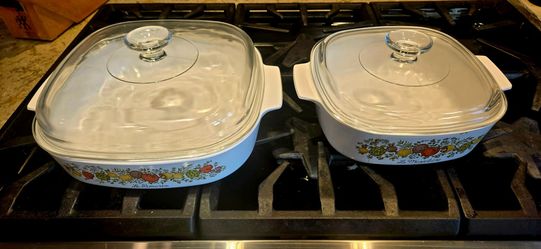 Set of 2 Spice of Life large casserole dishes with Pyrex lids