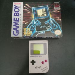 26 Gameboy games + Original Gameboy (with box) + External Speaker + 11 SNES + 3 Game Gear games