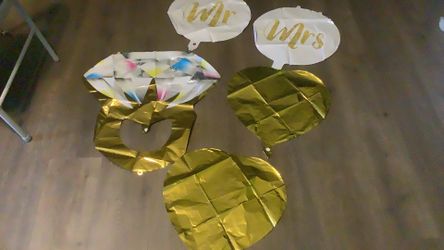 5 pcs Large  2 Golden Heart,  1 Diamond Ring  1 each  Mr & Mrs  Ballon set