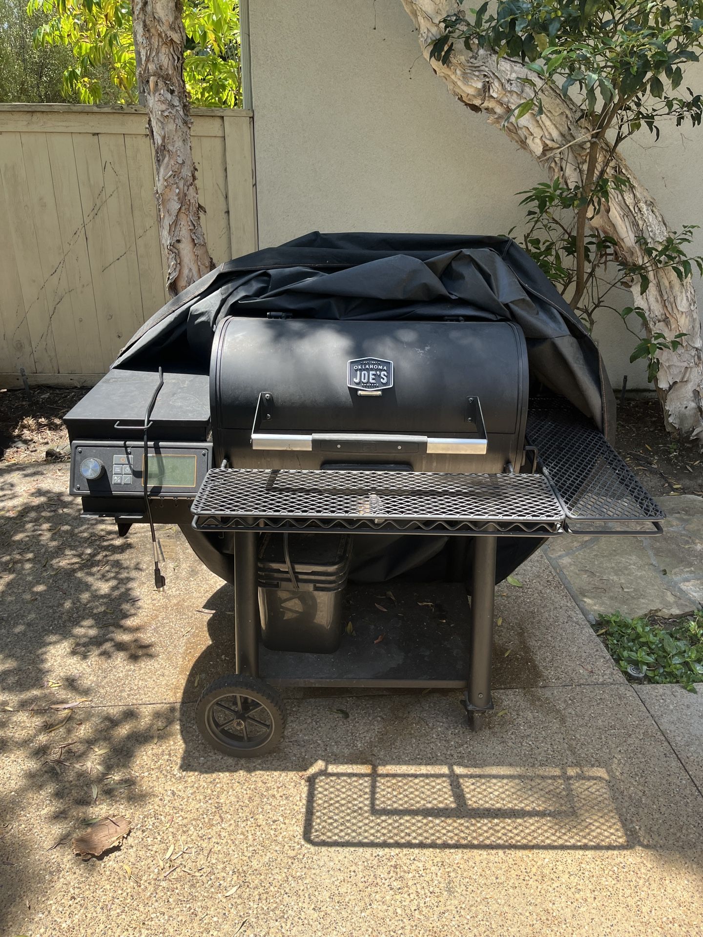 Oklahoma Joe's Rider DLX 1200: L 1234-Sq in Black Pellet Grill