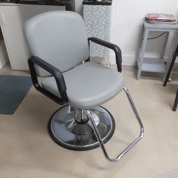 Like New Hydraulic Barber Hairdresser Styling Chair