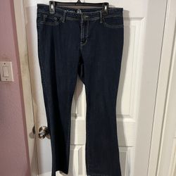 Women’s Size14 Signature Boot Cut Dark Blue Jeans. Preowned only wore once. Brand N62. Made of 74% Cotton and 24% Polyester and 2% Spandex. Smoke