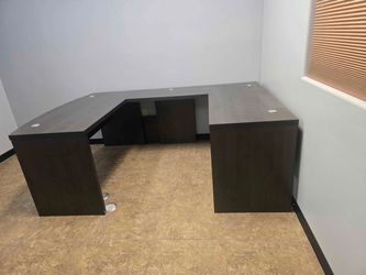 Beautiful U-shaped office desk with free delivery