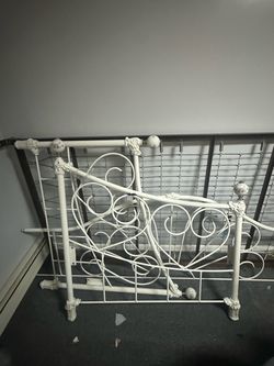 Twin day bed white w flowers