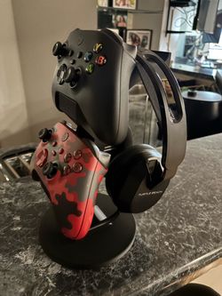 Controller and headphones holder !