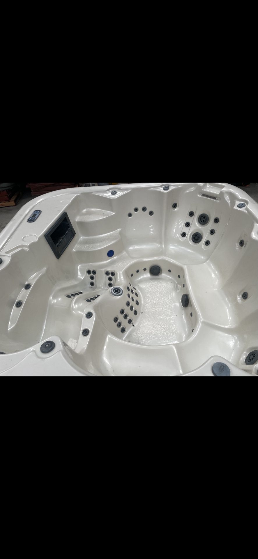 Refurbished 6 Person Infinity Hot Tub