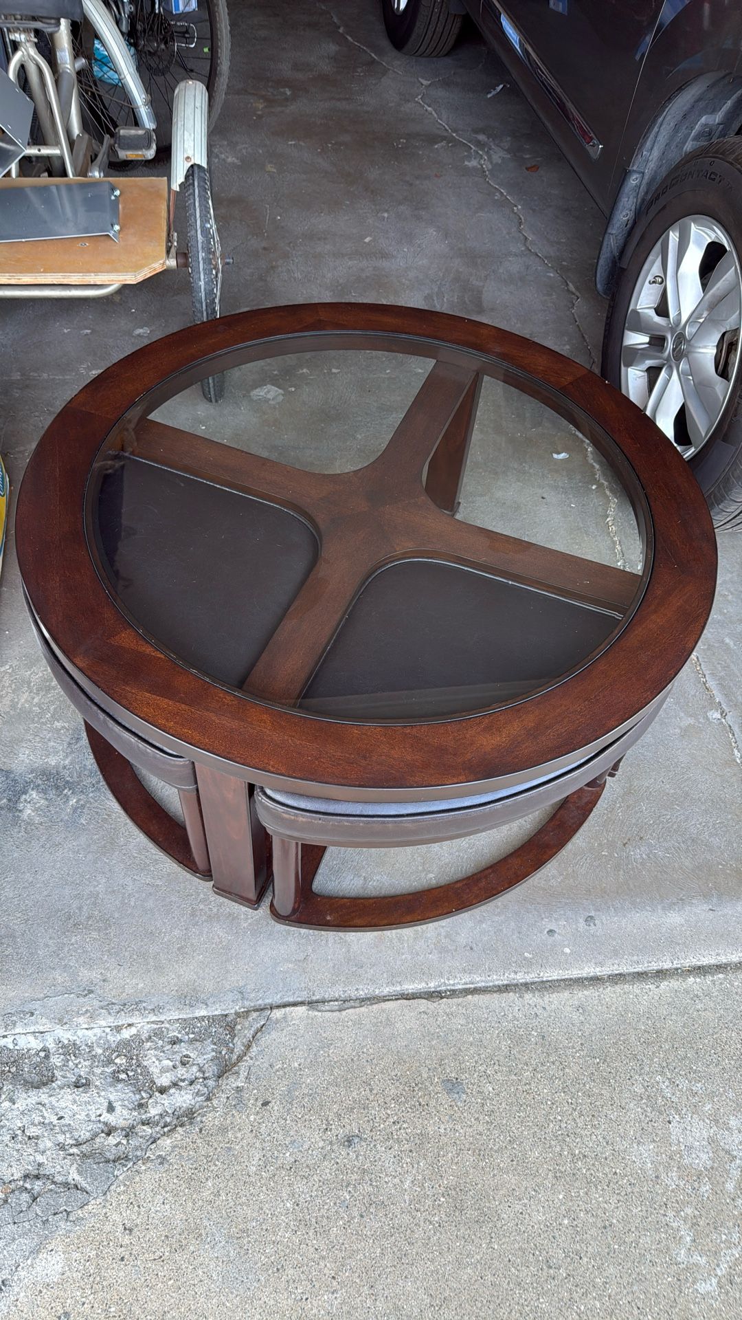 Round Coffe Table With Stools