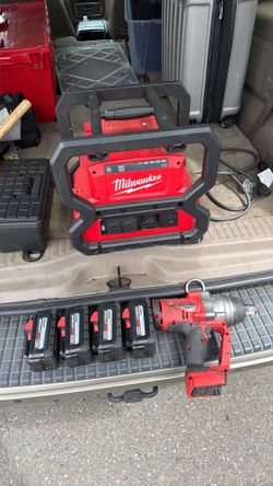 Milwakee 1inch impact with 4 x 6.0 batteries and power bank