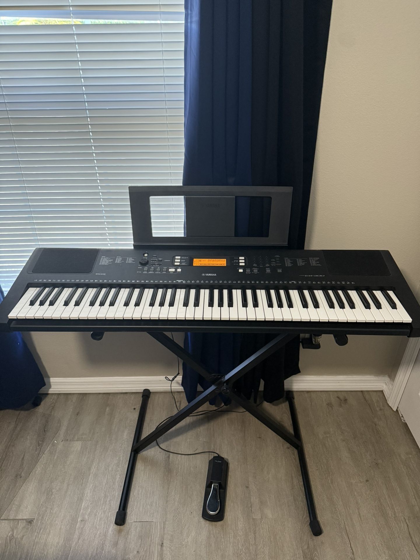 Yamaha Keyboard EW300 with pedal