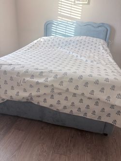 Full Bed w Mattress