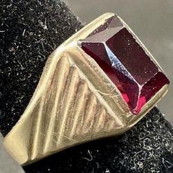 Vintage 10k Yellow Gold Simulated Ruby Ribbed Shoulder Ring Size 8.25