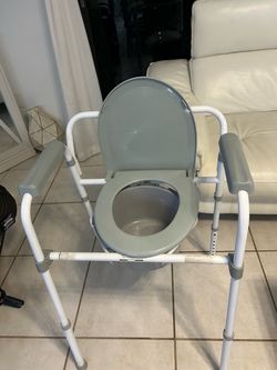 Baño portatil nuevo, nunca usado fuerte y seguro