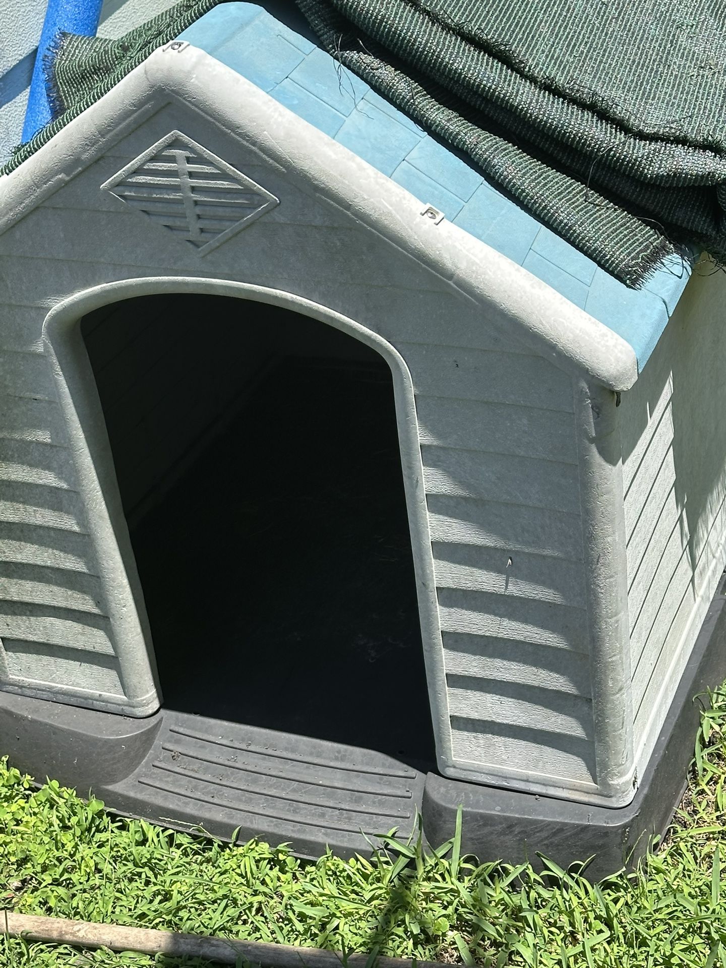 Used dog house in good condition