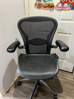 Herman miler Aeron ( SIZE B ) FULLY LOADED !!