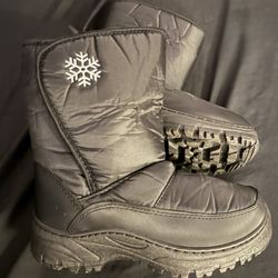 Women’s Snow Boots Size 6