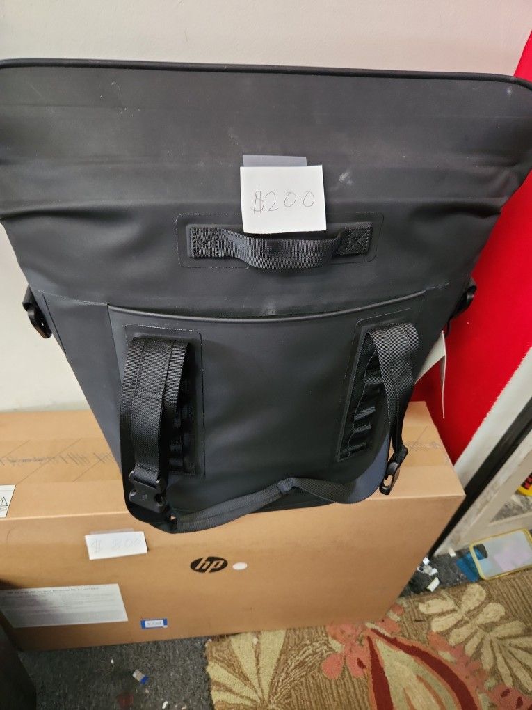Yeti Hopper M15 Soft Cooler. New