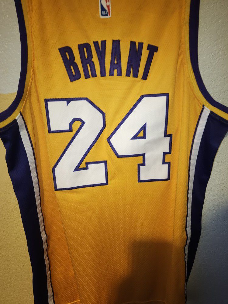 Kobe Bean Bryant Lakers Classic Basketball Jersey/Large 