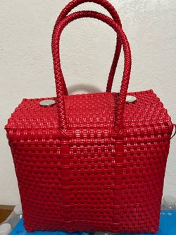 Artesian crafted in Mexico Red woven plastic medium tote bag with snap top
