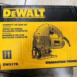 DEWALT 5.5 Amp Corded Variable Speed Jig Saw Kit with Bag