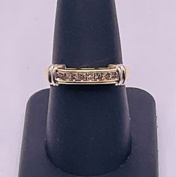 Gold diamond ring