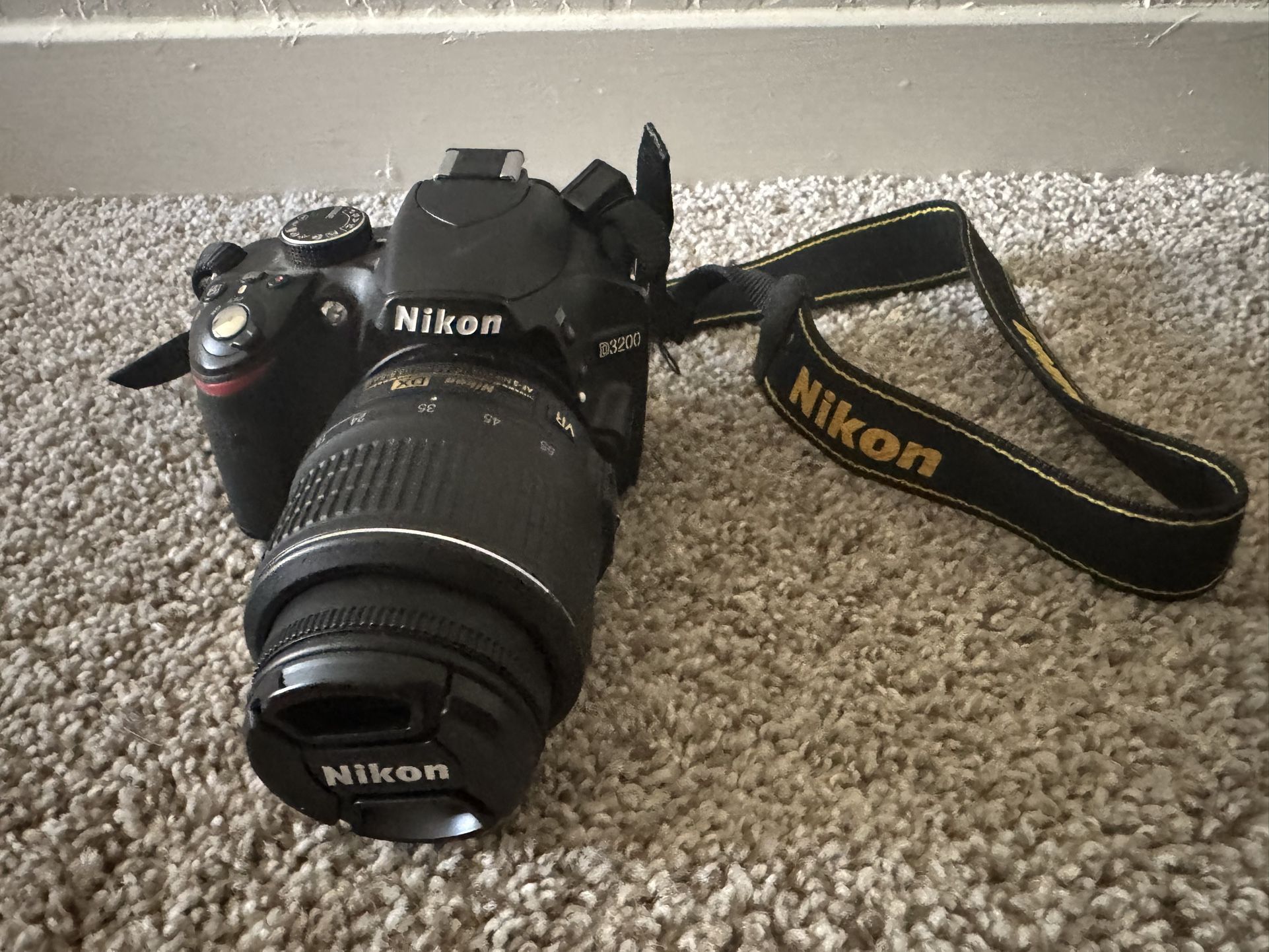 Nikon D3200 + AF-S DX NIKKOR 18-55mm f/3.5-5.6G