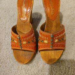 Woman's Size 5 Shoes