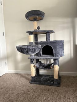 Large Cat Tree – Great Condition (Approx. 56" / 143 cm Tall)