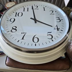 Beautiful whit clock 23 inches around and 4.5 inches deep