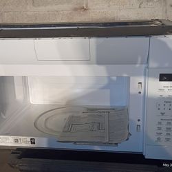1000 w GE microwave with mounting bracket and all hardware to mount above stove