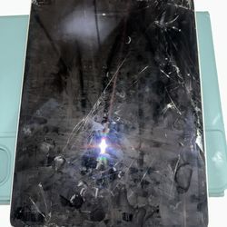IPad Pro Fully Functional (Cracked Screen)