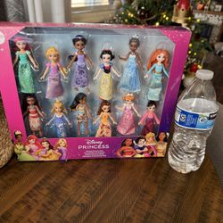 Princess Pack with 12 Small Posable Dolls in Signature Outfits, Collectibles