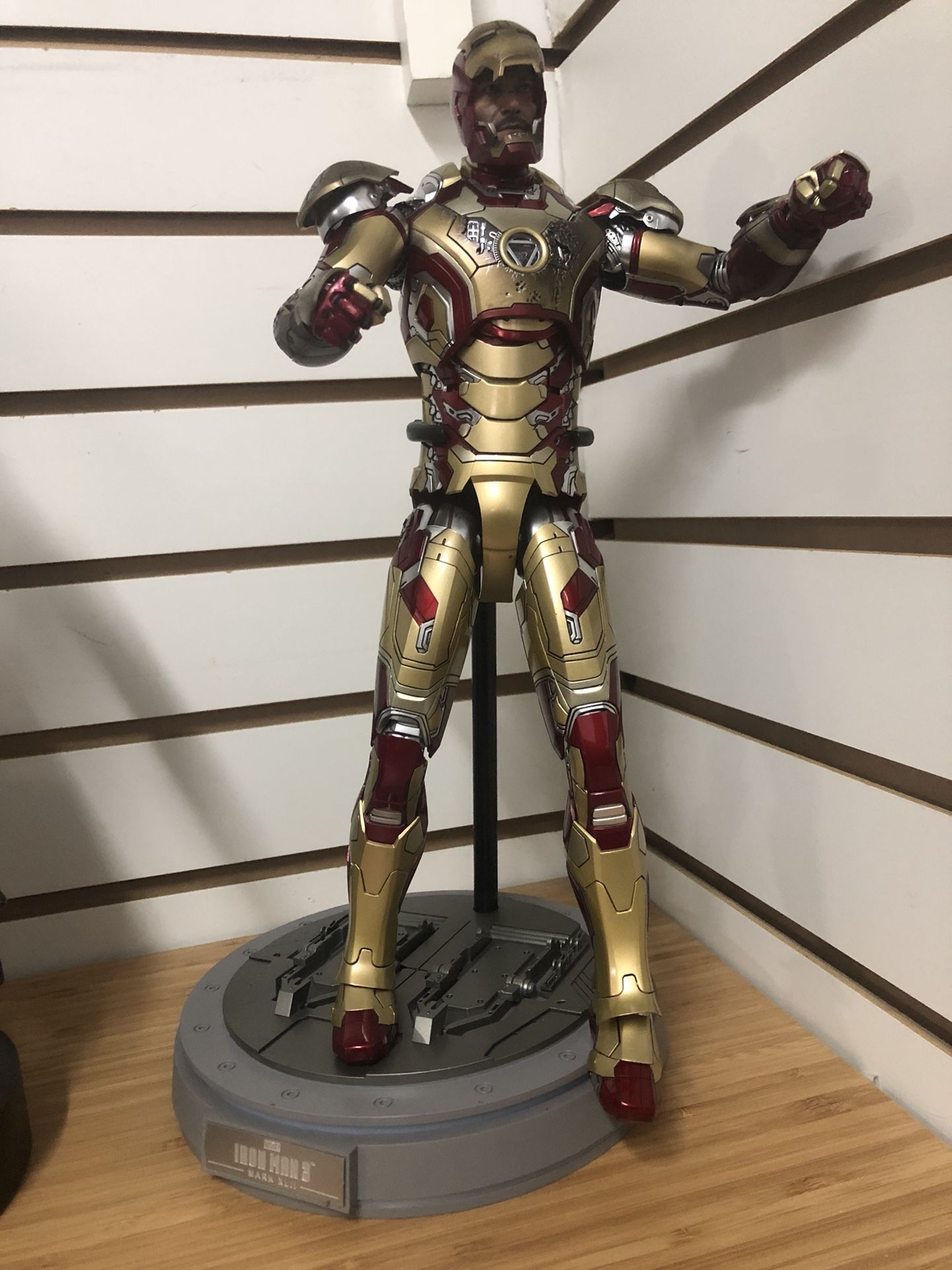 Hot toys iron man superman figma