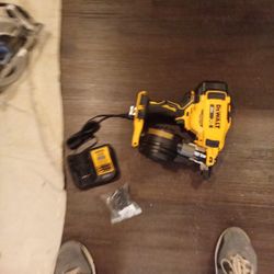 DeWalt 20v  Mas Xr Cordless Roofing Gun