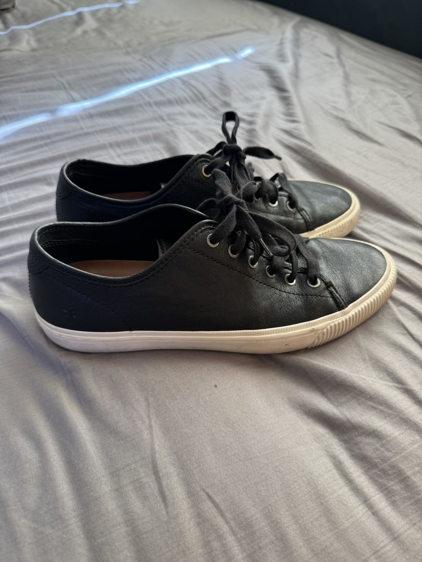 FRYE Mens Leather Lace-Up Shoes. Mens size: 10.5.  Black/White. Leather insoles 